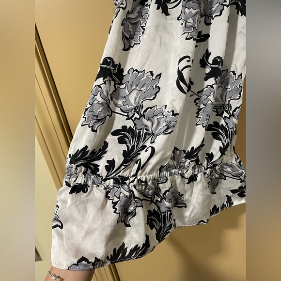 🎈3/$20 White House Black Market Monochrome Floral Top - Picture 2 of 8